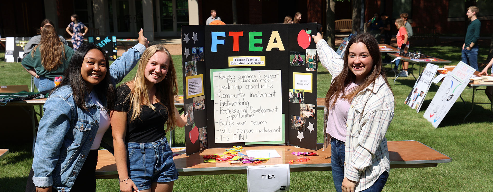 Students at the FTEA club table at OrgSmorg